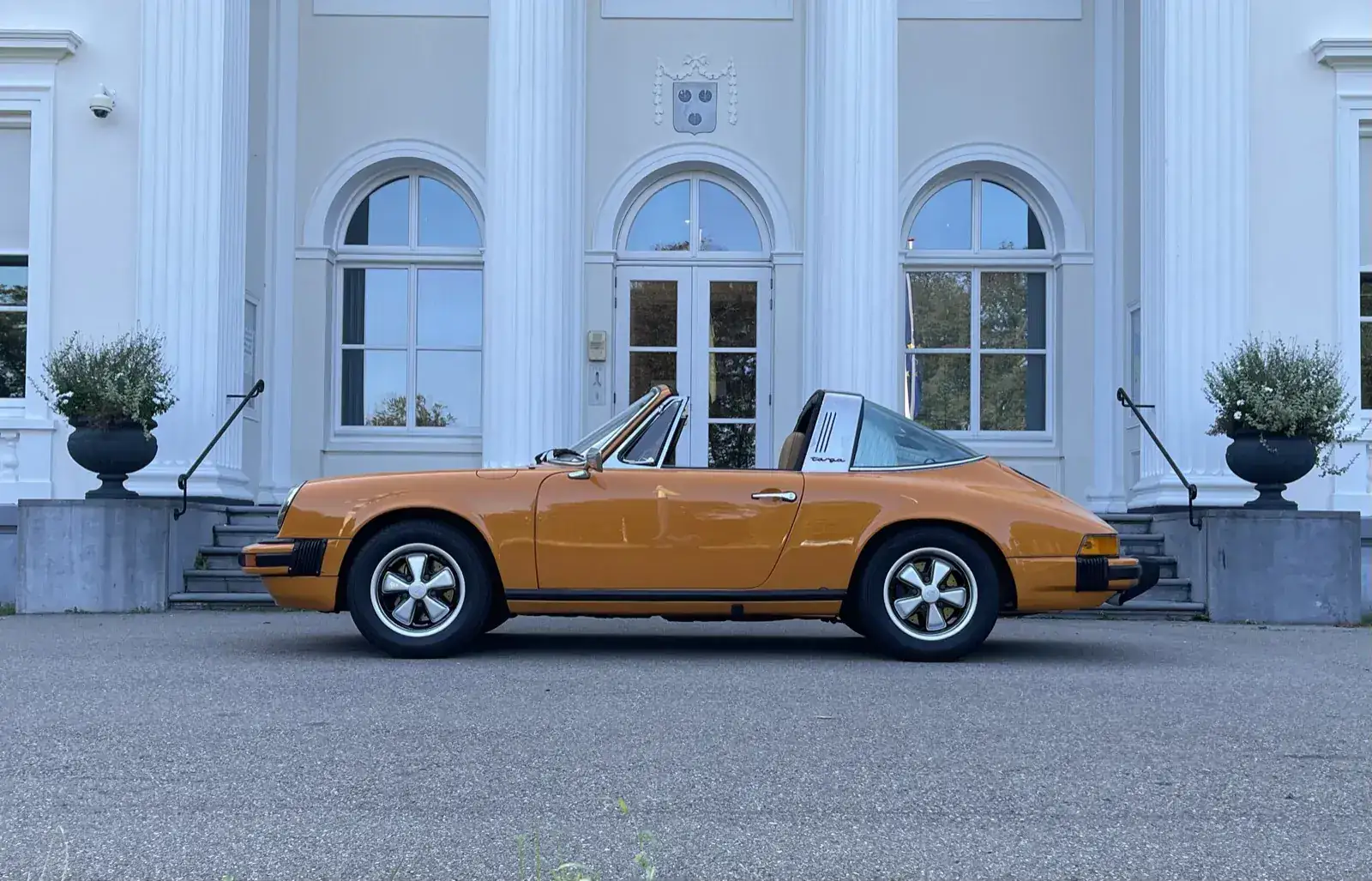 Oranje Porsche als beeld voor verzekeringstaxatie
