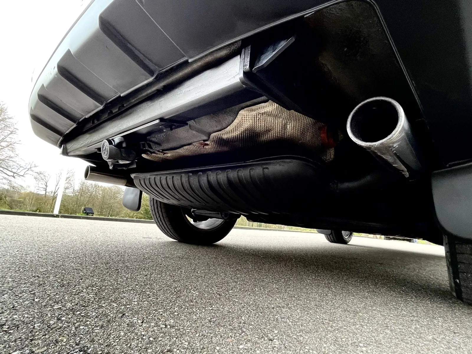 Onderzijde van een klassieke Porsche als visueel symbool voor grondige inspectie