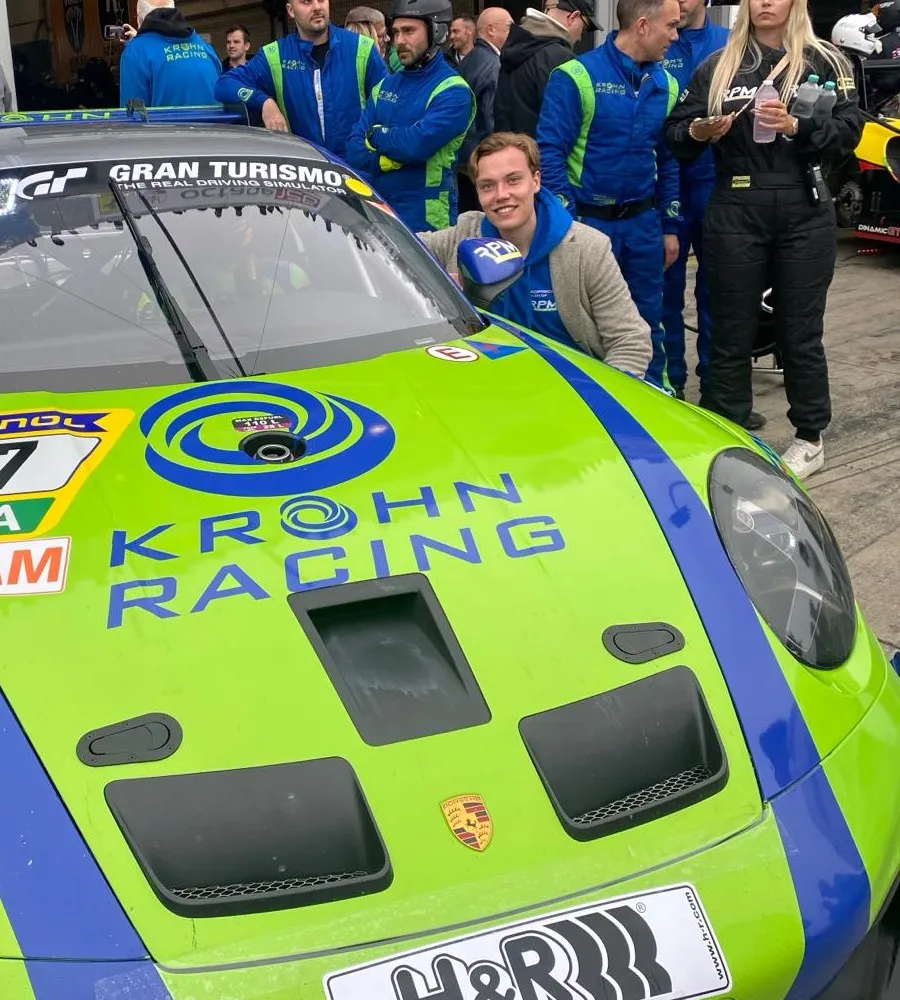 Yannick Huisman bij een Porsche GT3 R op de Nürburgring