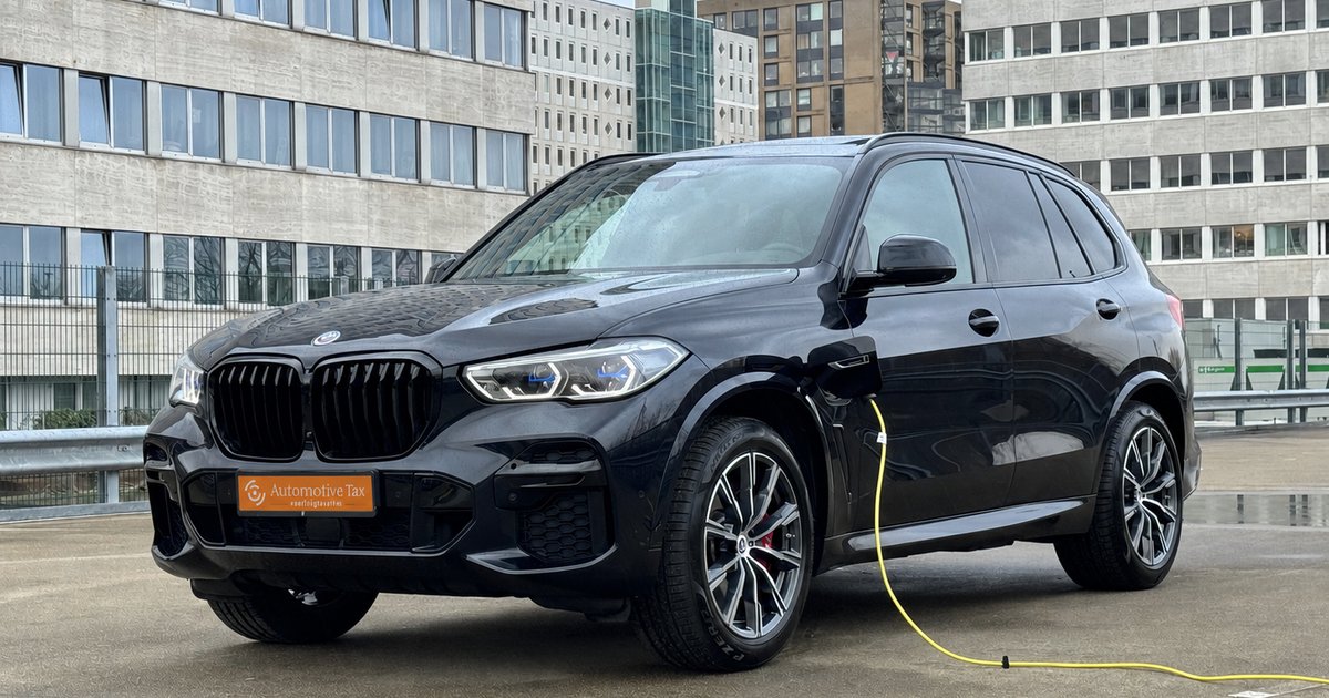 Zwarte BMW X5 aan de laadkabel op een parkeerdek — auto van de zaak naar privé