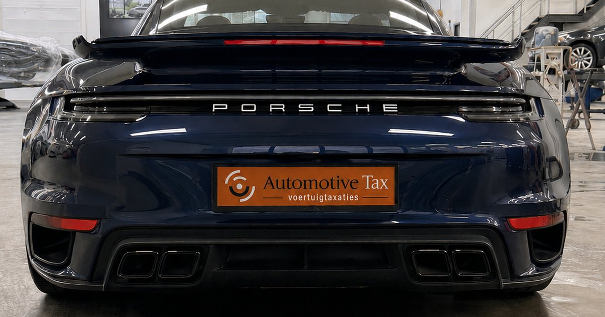 Donkerblauwe Porsche 911 Turbo van achteren in een werkplaats — pseudo-eindheffing fossiele auto's