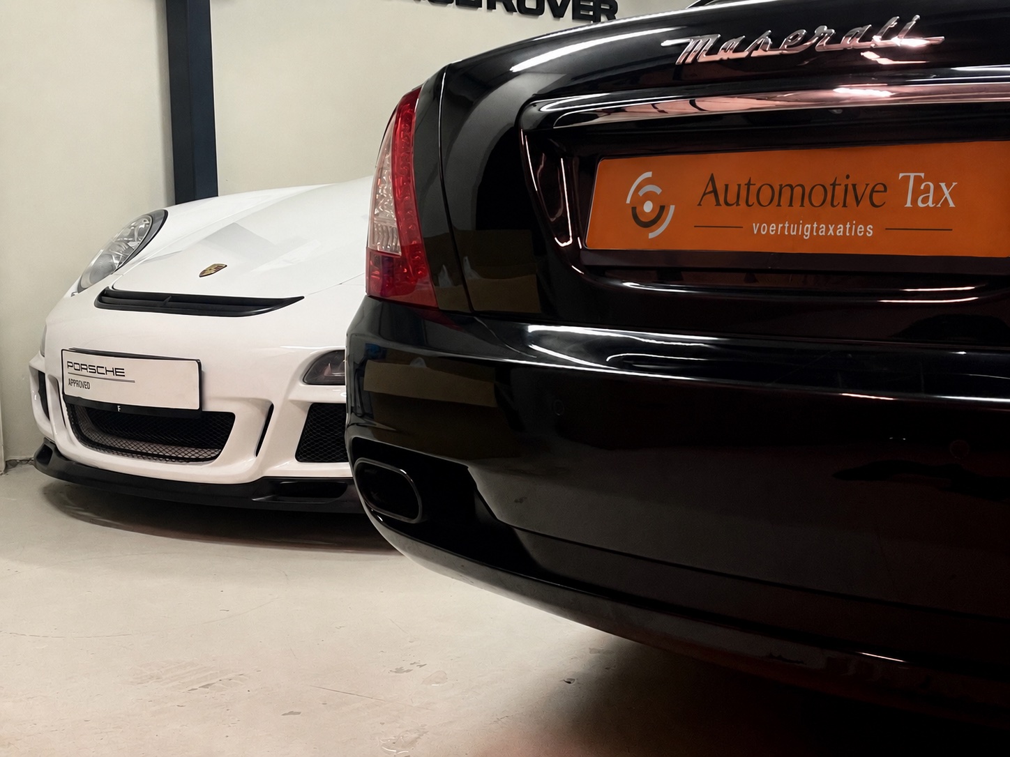 Witte Porsche 911 GT3 en zwarte Maserati naast elkaar bij Automotive Tax — youngtimerregeling 2027